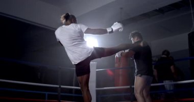 Dövüşçü, Dramatik Bacak Tekmesini Serbest Bırakıyor 800 Fps Hızlı Atış Boks ringinde