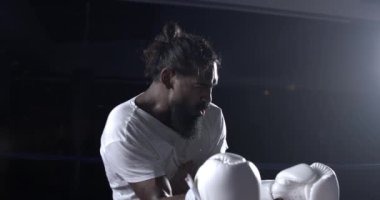 Speed-Ramped Showdown - Muay Thai Fighter Boxing Ring Düellosunda tekme attı. Bir genç siyah savaşçı rakibinin yüzüne karşı dövüşüyor.