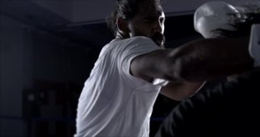 Rakibini yumruklayan dövüşçü, 800 fp ve hız rampasında süper yavaş çekimde yüksek hızlı kamerayla yakalandı. İki rakip karşı karşıya.