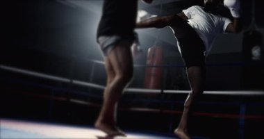 Yüksek Hız Düellosu - Muay Thai rakibi 800 fps Slow Motion 'da Vahşi Tekme attı. Dövüşçü boks ringinde rakibini tekmeliyor.