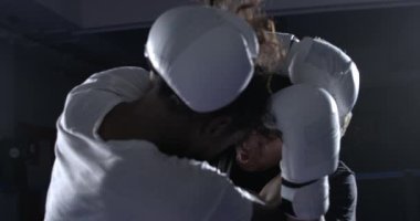 Boks ringinde birbirini saran dövüşçüler ağır çekimde yakalandı.