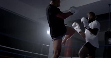 Savaşçı 800 fp 'de rakibinin süper yavaş çekimde tekmesinden kaçıyor. Muay Thai dövüşçüleri ringde