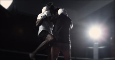 İki dövüşçü, 800 fps ağır çekimde ele geçirilen yumruk ve saldırıları önlemek için birbirleriyle sarmaş dolaş.