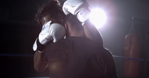 Clinched Fighters Zapobieganie Uderzeniom Slow Motion Battle Dramatycznie Lit Boxing — Wideo stockowe