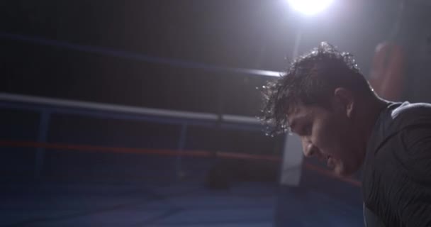 拳击手在速攻镜头中戏剧性地击倒对手 拳击手在内圈中击败对手 激烈的战斗 — 图库视频影像