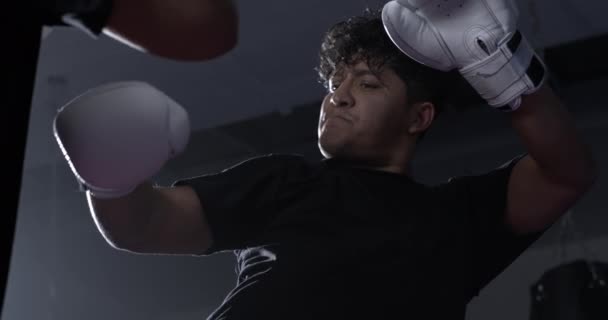 Muay Thai Lutador Combate Anel Golpeando Chute Perna Para Adversário — Vídeo de Stock