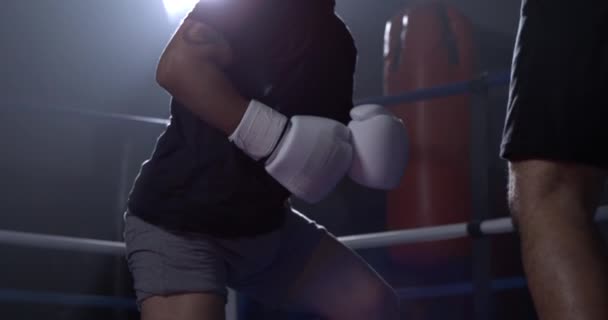 Lutador Boxe Levantar Chão Stand Contra Adversário Dois Lutadores Enfrentando — Vídeo de Stock