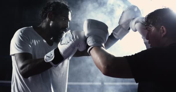 Dramática Slow Motion Face Intensa Mirada Los Boxeadores Anillo Luz — Vídeos de Stock