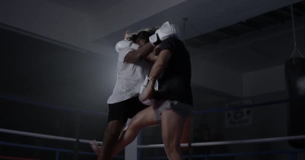 Fighter Besegrar Motståndare Takedown Inuti Boxningsringen Fångas Hög Hastighet Vid — Stockvideo