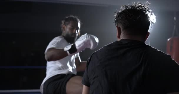 Luchador Muay Thai Almorzando Una Patada Oponente Cámara Lenta Rampa — Vídeo de stock