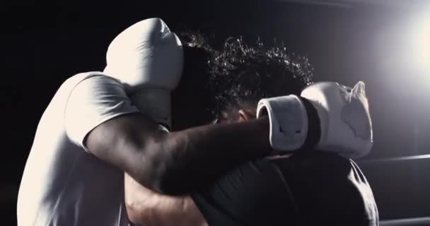 Dramatisch Lit Duel Tegenstanders Clinch Verdedigen Slow Motion Boxing Showdown — Stockvideo