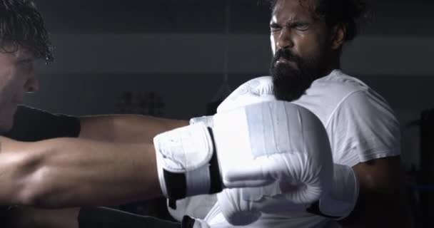 Бойцы Внутри Боксерского Ринга Сражаются Друг Другом Драматическом Замедленном Движении — стоковое видео