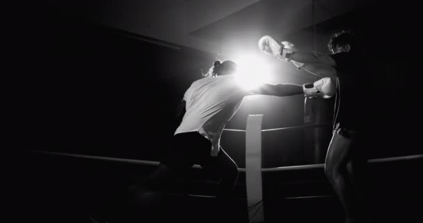 战斗机猛击对手 对手闪避猛击的黑白相间 单色射中了拳击场内的战士 — 图库视频影像