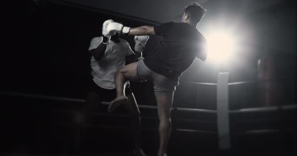 Två Fighters Slåss Inuti Ringen Sparka Motståndare Bär Boxningshandskar Hastighet — Stockvideo