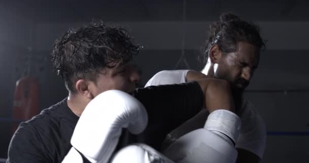 Person Att Slag Ansiktet Kampen Inuti Boxning Ring Super Slow — Stockvideo