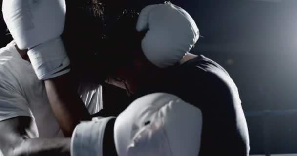 Lutadores Clinched Prevenção Socos Batalha Câmera Lenta Dramatically Lit Boxing — Vídeo de Stock
