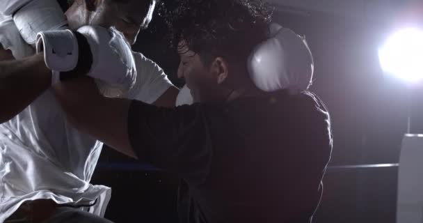 Боєць Вдарив Супротивника Коліном Всередині Боксерського Кільця Захопленого Повільному Русі — стокове відео