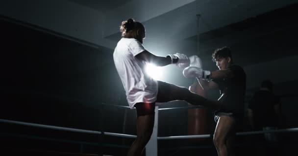 在戏剧性的摊牌中 拳击手用脚踢内圈打击对手 背光射击速度为800发 — 图库视频影像