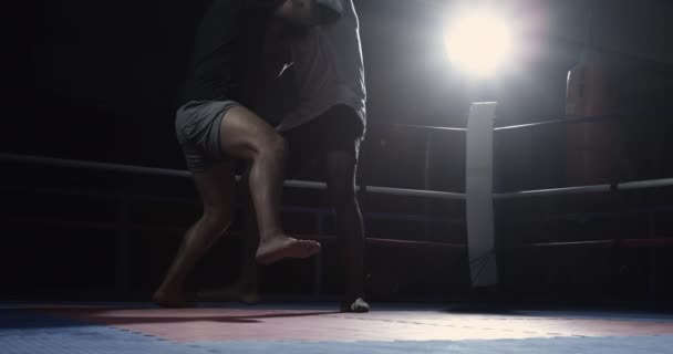 Kämpfer Kämpfen Ring Mit Dramatischer Beleuchtung Zeitlupe Gegen Schläge — Stockvideo