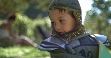 Ortaçağ Giysili Genç Şövalye Kalkanlı Kılıç