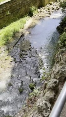 Huzurlu bir yerleşim yerinin yanındaki kayalık dağların arasında dolanan ekolojik bir patikayı keşfederken kentsel yaşam ve doğal güzelliğin ahenkli bir karışımını keşfedin.