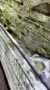 Kayalık bir eko yol kanyonuna yerleştirilmiş çağlayan bir şelaleyle karşılaştığınızda hayranlık uyandıran güzelliği tecrübe edin. Doğanın gerçek bir mucizesi.