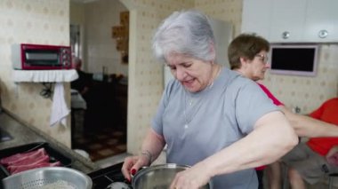 Mutfakta Yemek Hazırlayan Yaşlı Kadın Samimi Sahnesi, Gerçek Hayat Aile Üyeleri Evde Yemek Yapıyor