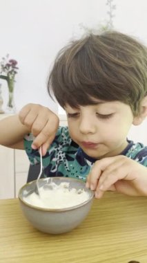 Sağlıklı Kahvaltı Rutini - Küçük Çocuk Kaşıkla Yoğurdun Tadına Bakıyor