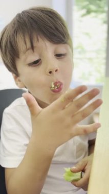 Oyuncu Çocuk öğle yemeği sırasında elleriyle brokoli yemekten hoşlanır.