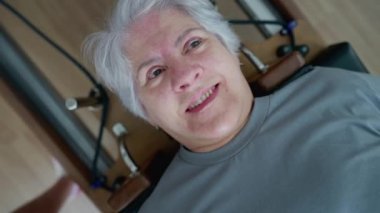 Pilates Makinesi Egzersizi sırasında Yaşlı Kadın Yüzünün Kapalı Çekimi, Omurga Sağlık Çalışması Rutini