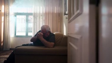 İçten bir İnanç Gösterisi Kafkasyalı Adam Evde Duaya daldı, Elleri Bağlılığa Bağlıydı