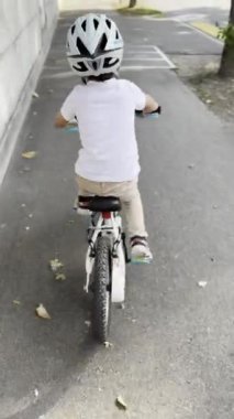 Bisiklet Heyecanı - Miğferli Çocuk Bisikletiyle Uzaklara Yarışıyor