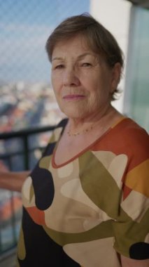 Evde yaşlı bir kadının portresi.