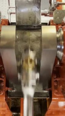 Büyük bir krom kaplama buharlı gemi pistonunun karmaşık detaylarını araştırın. Eski cazibesini canlı kırmızı aksanlarıyla sergileyin.