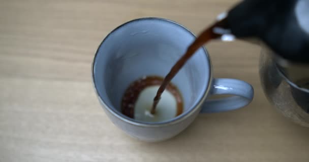 800 Fps Hızla Kahveye Yavaş Çekim Rich Black Morning Beverage — Stok video