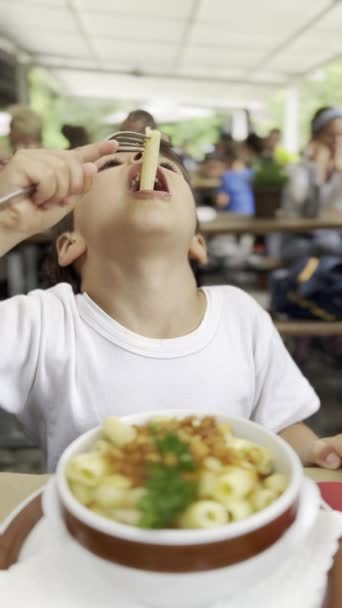 Mors Hjälp Boy Kämpar Med Italienska Pasta Mother Assists Restaurang — Stockvideo