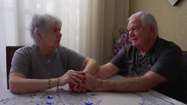 Pareja Mayor Romántica Cogida Mano Momento Compartir Íntimo Ancianos Marido — Vídeos de Stock