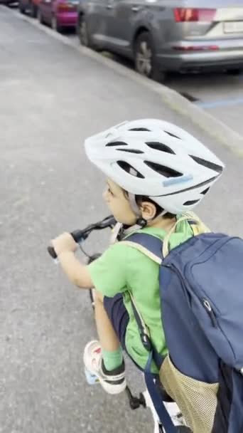 Friedliche Fahrt Für Kind Mit Rucksack Und Helm Ruhiger Nachbarschaft — Stockvideo