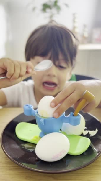 Delicia Del Desayuno Joven Disfrutando Huevos Hervidos Con Soporte Cuchara — Vídeos de Stock