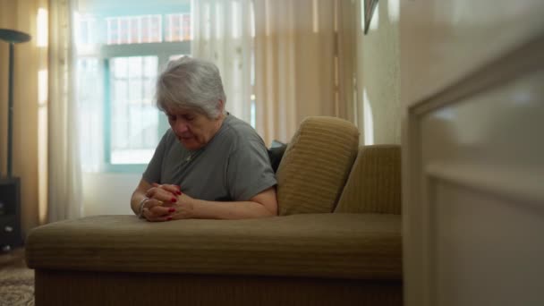 Esperanzada Anciana Rezando Casa Soledad Fiel Mayor Mujer Caucásica Persona — Vídeos de Stock