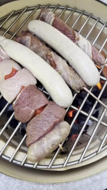 Experience Mouthwatering Process Preparing Scrumptious Barbecue Backyard Using Portable Grill — Stock Video