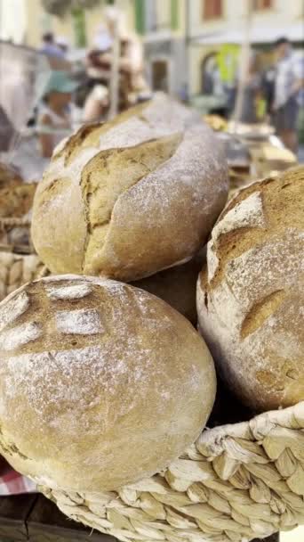 Rozmanitý Výběr Ručně Vyráběných Řemeslných Chlebů Vystavených Půvabných Ručně Tkaných — Stock video