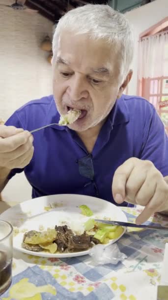 Orta Yaşlı Bir Adam Bir Restoranda Brezilya Mutfağından Zevk Alıyor — Stok video