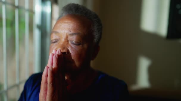 Äldre Svart Kvinna Ber Genom Fönstret Hängiven Afroamerikan Senior Bön — Stockvideo