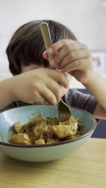 Ebéd Delight Boy Enjoys Csirke Brokkoli Tészta Tál Ügyesen Használja — Stock videók