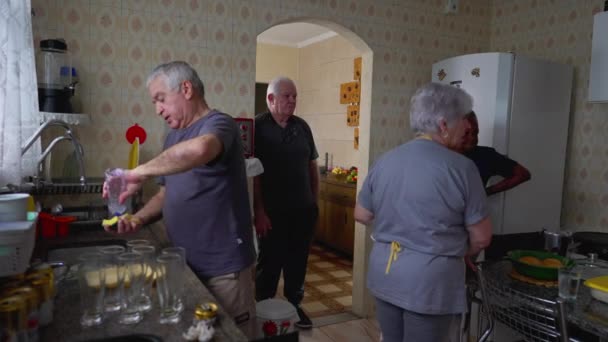 Senior Friends Zapojeni Víkendové Rutiny Mytí Sušení Nádobí Obědě Upřímný — Stock video