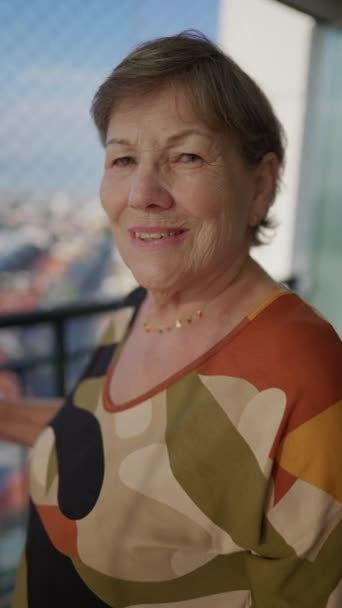 Senior Kvinde Smilende Kamera Byen – Stock-video