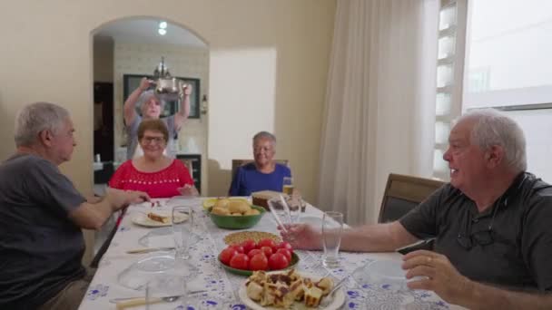 Fröhliche Senioren Sitzen Tisch Und Feiern Die Ankunft Des Essens — Stockvideo