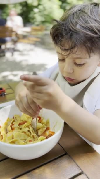 儿童运动技能的发展 意大利帕斯塔午餐户外叉子卷面食 — 图库视频影像