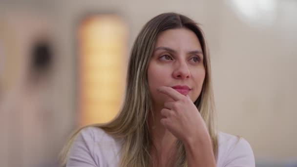 Fața Aproape Unei Femei Caucaziene Vârstă Ani Labirint Contemplativ Expresie — Videoclip de stoc